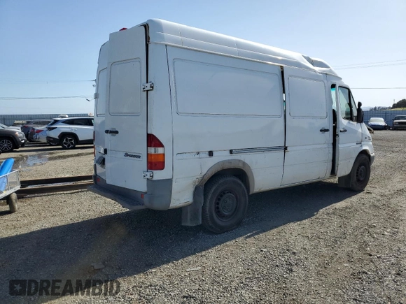 2005 Freightliner Sprinter with VIN WDYPD644X55808602, listed as a Copart auction lot 55554884 with 275,716 mi miles and Salvage Title. Bid and sale history available at DreamBid. Image 3.