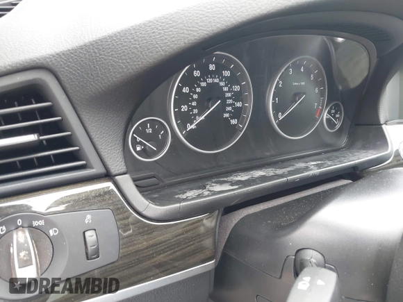 2013 BMW 5 Series 550i xDrive с VIN WBAFU9C51DDY72113, выставлен на аукционе IAAI как лот 42446069 с пробегом Не указан миль и . История ставок и продаж доступна на DreamBid. Изображение 14.
