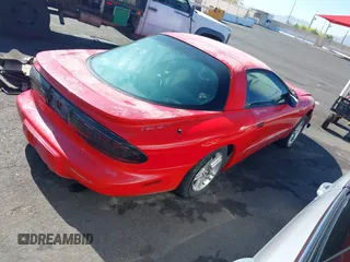 1997 Pontiac Firebird Trans Am z VIN 2G2FV22P8V2208008, wystawiony jako IAAI lot #42193832 z przebiegiem Nie podano mil oraz . Historia ofert i sprzedaży dostępna na DreamBid. Obrazek 4.