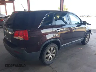 2011 Kia Sorento LX z VIN 5XYKT3A14BG103671, wystawiony jako IAAI lot #42250341 z przebiegiem 123 963 mil mil oraz . Historia ofert i sprzedaży dostępna na DreamBid. Obrazek 4.
