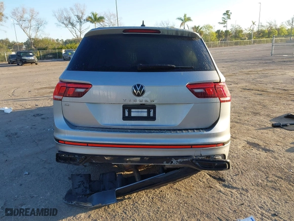 2022 Volkswagen Tiguan SE R-Line Black with VIN 3VVCB7AX9NM165109, listed as a IAAI auction lot 41458466 with 42,832 mi miles. Bid and sale history available at carsss.com. Image 17.