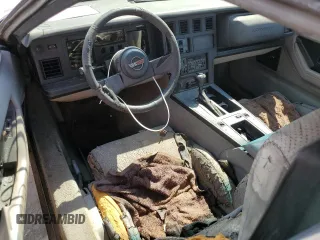 1988 Chevrolet Corvette z VIN 1G1YY2182J5119855, wystawiony jako Copart lot #73824664 z przebiegiem Nie podano mil oraz Szkoda całkowita • Salvage title. Historia ofert i sprzedaży dostępna na DreamBid. Obrazek 8.