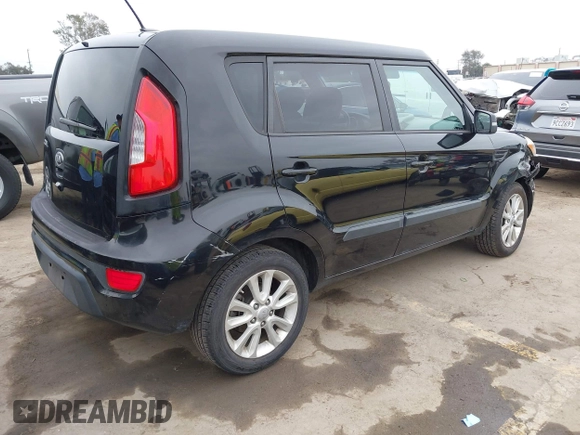 2013 Kia Soul + z VIN KNDJT2A66D7569863, wystawiony jako IAAI lot #42107481 z przebiegiem 101 780 mil mil oraz . Historia ofert i sprzedaży dostępna na DreamBid. Obrazek 4.