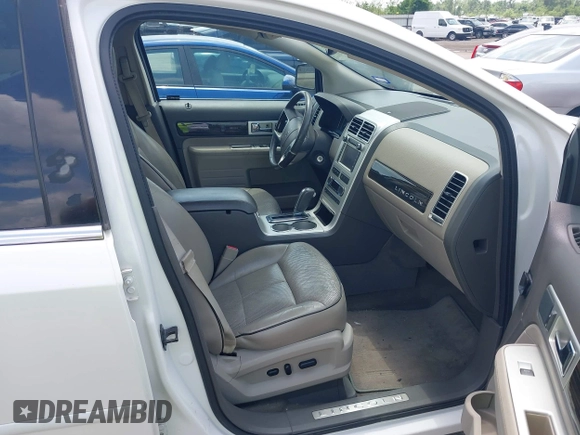2009 Lincoln MKX with VIN 2LMDU68C19BJ10302, listed as a IAAI auction lot 42114586 with 190,239 mi miles. Bid and sale history available at carsss.com. Image 5.