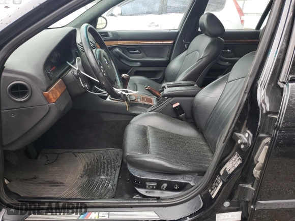 2000 BMW M5 z VIN WBSDE9345YBZ94319, wystawiony jako Copart lot #49945325 z przebiegiem 146 571 mil mil oraz Czysty tytuł • Clean title. Historia ofert i sprzedaży dostępna na DreamBid. Obrazek 7.