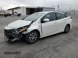 2020 Toyota Prius LE z VIN JTDKARFP1L3140351, wystawiony jako Copart lot #55338965 z przebiegiem 46 496 mil mil oraz Szkoda całkowita • Salvage title. Historia ofert i sprzedaży dostępna na DreamBid. Obrazek 1.