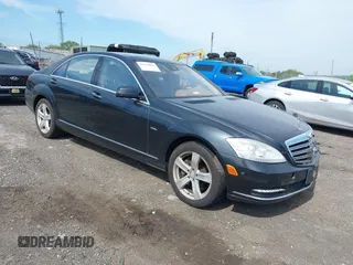 2012 Mercedes-Benz S 550 z VIN WDDNG9EBXCA438416, wystawiony jako IAAI lot #42238052 z przebiegiem 161 589 mil mil oraz . Historia ofert i sprzedaży dostępna na DreamBid. Obrazek 1.