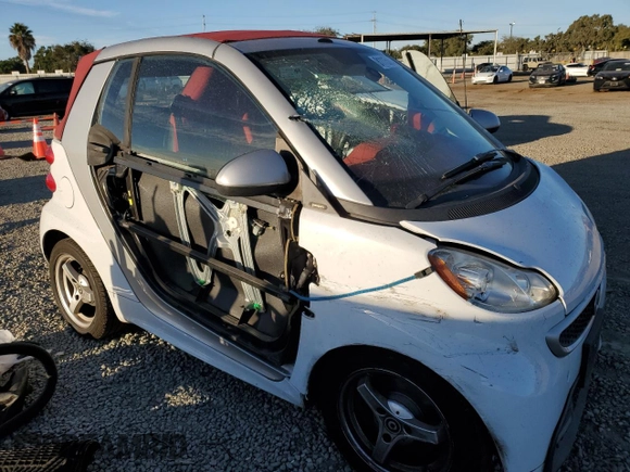 2013 Smart fortwo Passion z VIN WMEEK3BA3DK661248, wystawiony jako Copart lot #81115694 z przebiegiem 112 817 mil mil oraz Szkoda całkowita • Salvage title. Historia ofert i sprzedaży dostępna na DreamBid. Obrazek 4.