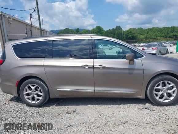 2017 Chrysler Pacifica Touring L z VIN 2C4RC1BG9HR668654, wystawiony jako IAAI lot #42452032 z przebiegiem 170 018 mil mil oraz . Historia ofert i sprzedaży dostępna na DreamBid. Obrazek 14.