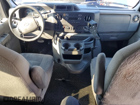 2014 Ford Econoline Passenger XL z VIN 1FBSS3BL9EDA81032, wystawiony jako Copart lot #46596615 z przebiegiem 594 430 mil mil oraz Czysty tytuł • Clean title. Historia ofert i sprzedaży dostępna na DreamBid. Obrazek 8.