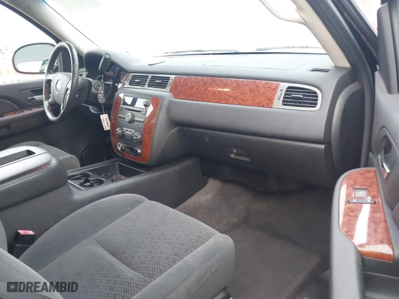 2008 Chevrolet Suburban LTZ with VIN 1GNFC16048J195872, listed as a IAAI auction lot 41389825 with 207,421 mi miles. Bid and sale history available at carsss.com. Image 5.