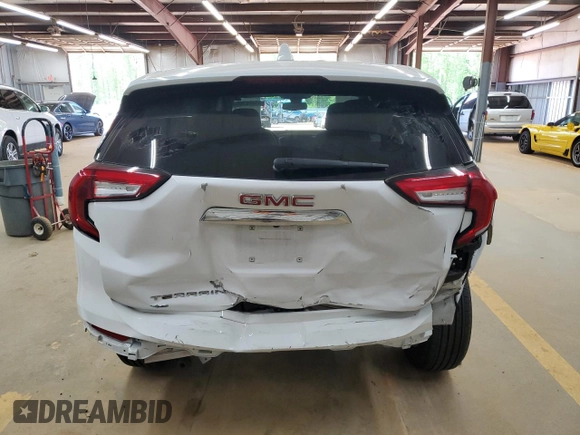 2024 GMC Terrain SLE z VIN 3GKALMEG4RL274749, wystawiony jako Copart lot #53478365 z przebiegiem 20 916 mil mil oraz Szkody całkowita. Historia ofert i sprzedaży dostępna na DreamBid. Obrazek 6.