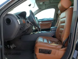 2005 Volkswagen Touareg 4.2L V8 z VIN WVGZM77L55D061960, wystawiony jako Copart lot #75717614 z przebiegiem 188 101 mil mil oraz Szkoda całkowita • Salvage title. Historia ofert i sprzedaży dostępna na DreamBid. Obrazek 7.