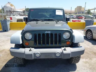 2011 Jeep Wrangler Rubicon z VIN 1J4BA6D11BL556342, wystawiony jako IAAI lot #42465252 z przebiegiem 80 377 mil mil oraz . Historia ofert i sprzedaży dostępna na DreamBid. Obrazek 12.