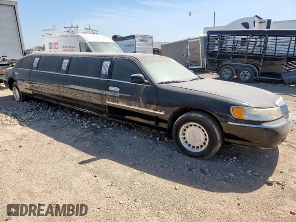2002 Lincoln Town Car Executive with VIN 1L1FM81W02Y635348, listed as a Copart auction lot 61639325 with 88,597 mi miles and Clean title. Bid and sale history available at DreamBid. Image 4.