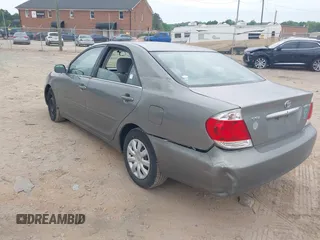 2005 Toyota Camry STD z VIN 4T1BE32K05U555388, wystawiony jako IAAI lot #42119726 z przebiegiem 148 376 mil mil oraz . Historia ofert i sprzedaży dostępna na DreamBid. Obrazek 3.