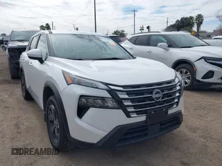 2024 Nissan Rogue SV z VIN JN8BT3BA3RW359753, wystawiony jako IAAI lot #41414024 z przebiegiem 5 038 mil mil oraz . Historia ofert i sprzedaży dostępna na DreamBid. Obrazek 1.