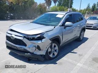 2022 Toyota RAV4 XLE z VIN 2T3W1RFV5NC213609, wystawiony jako IAAI lot #42561113 z przebiegiem 22 125 mil mil oraz . Historia ofert i sprzedaży dostępna na DreamBid. Obrazek 18.