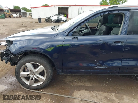 2011 Volkswagen Touareg Sport z VIN WVGFF9BP0BD002958, wystawiony jako IAAI lot #42281009 z przebiegiem 147 801 mil mil oraz . Historia ofert i sprzedaży dostępna na DreamBid. Obrazek 18.