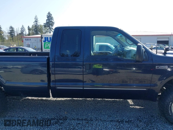 2000 Ford Super Duty F-250 XL with VIN 1FTNX21S5YEC82650, listed as a IAAI auction lot 42105861 with 155,878 mi miles. Bid and sale history available at carsss.com. Image 13.