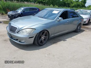2007 Mercedes-Benz S 550 z VIN WDDNG71X87A067073, wystawiony jako IAAI lot #42475122 z przebiegiem 166 128 mil mil oraz . Historia ofert i sprzedaży dostępna na DreamBid. Obrazek 2.
