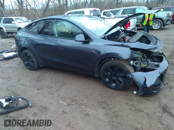 2024 Tesla Model Y Long Range z VIN 7SAYGDEE7RA214802, wystawiony jako IAAI lot #41118623 z przebiegiem 12 336 mil mil oraz . Historia ofert i sprzedaży dostępna na DreamBid. Obrazek 1.