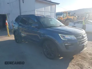 2019 Ford Explorer XLT z VIN 1FM5K8D8XKGA27209, wystawiony jako IAAI lot #41733324 z przebiegiem 166 015 mil mil oraz . Historia ofert i sprzedaży dostępna na DreamBid. Obrazek 1.