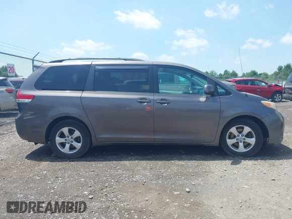 2012 Toyota Sienna LE AAS z VIN 5TDKK3DC9CS252274, wystawiony jako IAAI lot #42553516 z przebiegiem 311 650 mil mil oraz . Historia ofert i sprzedaży dostępna na DreamBid. Obrazek 13.