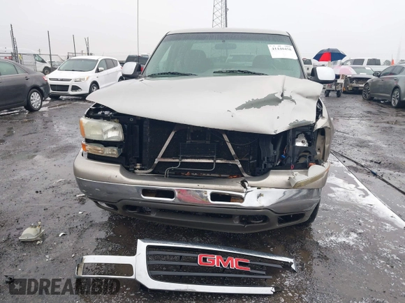 2000 GMC New Sierra 1500 SL with VIN 2GTEC19V9Y1313002, listed as a IAAI auction lot 41440458 with 367,281 mi miles. Bid and sale history available at carsss.com. Image 12.