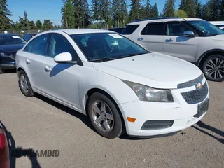 2014 Chevrolet Cruze 1LT z VIN 1G1PC5SB0E7476113, wystawiony jako IAAI lot #42194435 z przebiegiem 115 269 mil mil oraz . Historia ofert i sprzedaży dostępna na DreamBid. Obrazek 1.