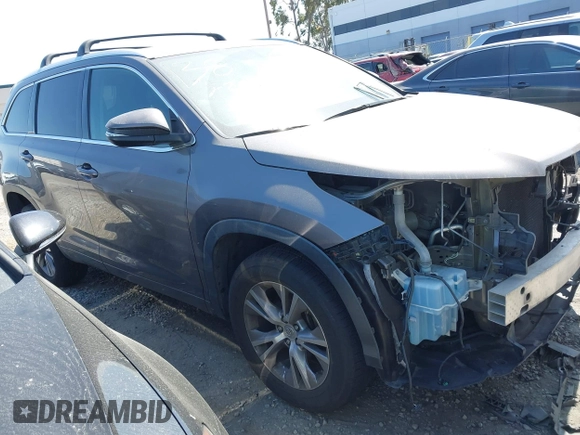 2015 Toyota Highlander XLE z VIN 5TDKKRFH8FS050848, wystawiony jako IAAI lot #42279034 z przebiegiem 101 053 mil mil oraz . Historia ofert i sprzedaży dostępna na DreamBid. Obrazek 1.
