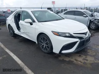 2022 Toyota Camry SE with VIN 4T1T11AK6NU641990, listed as a IAAI auction lot 41921813 with 27,550 mi miles. Bid and sale history available at carsss.com. Image 1.