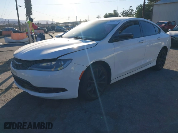 2015 Chrysler 200 S z VIN 1C3CCCBB1FN712067, wystawiony jako IAAI lot #41261756 z przebiegiem 139 861 mil mil oraz . Historia ofert i sprzedaży dostępna na DreamBid. Obrazek 2.