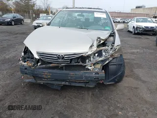 2006 Toyota Camry STD z VIN 4T1BE30KX6U645197, wystawiony jako IAAI lot #41830285 z przebiegiem 215 098 mil mil oraz . Historia ofert i sprzedaży dostępna na DreamBid. Obrazek 6.