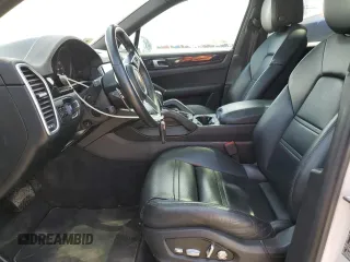 2019 Porsche Cayenne с VIN WP1AA2AY5KDA13984, выставлен на аукционе Copart как лот 56210745 с пробегом 49 366 миль миль и Списание • Salvage title. История ставок и продаж доступна на DreamBid. Изображение 7.