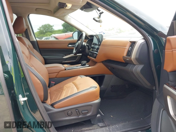 2023 Nissan Pathfinder Platinum z VIN 5N1DR3DH7PC275524, wystawiony jako IAAI lot #42061025 z przebiegiem 22 670 mil mil oraz . Historia ofert i sprzedaży dostępna na DreamBid. Obrazek 5.