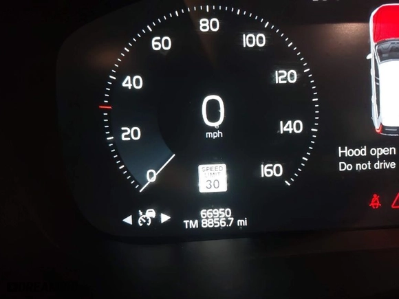 2018 Volvo XC60 Momentum with VIN LYV102RK2JB122061, listed as a IAAI auction lot 41708922 with 66,950 mi miles. Bid and sale history available at carsss.com. Image 15.