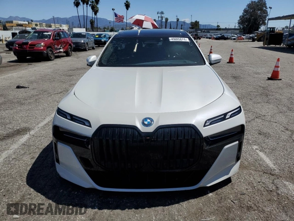 2023 BMW i7 xDrive60 z VIN WBY53EJ08PCN04974, wystawiony jako Copart lot #49995624 z przebiegiem Nie podano mil oraz . Historia ofert i sprzedaży dostępna na DreamBid. Obrazek 5.