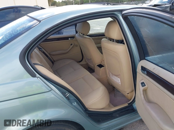 2005 BMW 3 Series 325i with VIN WBAEV33415KW16936, listed as a IAAI auction lot 41094134 with 208,794 mi miles. Bid and sale history available at carsss.com. Image 8.