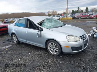 2008 Volkswagen Jetta S z VIN 3VWJM71K18M026226, wystawiony jako IAAI lot #40944671 z przebiegiem 90 016 mil mil oraz . Historia ofert i sprzedaży dostępna na DreamBid. Obrazek 1.