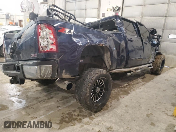 2011 GMC Sierra 2500HD SLT z VIN 1GT121C87BF143002, wystawiony jako Copart lot #88155945 z przebiegiem Nie podano mil oraz Nie do naprawy • Non repairable. Historia ofert i sprzedaży dostępna na DreamBid. Obrazek 3.