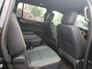 2024 GMC Acadia AWD AT4 z VIN 1GKENPKS8RJ231092, wystawiony jako Copart lot #55136345 z przebiegiem 3800 mil mil oraz Szkody całkowita. Historia ofert i sprzedaży dostępna na DreamBid. Obrazek 10.