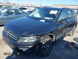 2021 Volkswagen Tiguan SE z VIN 3VV3B7AX4MM095811, wystawiony jako IAAI lot #41476490 z przebiegiem 25 668 mil mil oraz . Historia ofert i sprzedaży dostępna na DreamBid. Obrazek 2.