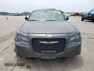 2018 Chrysler 300 S z VIN 2C3CCABG1JH295888, wystawiony jako Copart lot #56899745 z przebiegiem 111 826 mil mil oraz Szkoda całkowita • Salvage title. Historia ofert i sprzedaży dostępna na DreamBid. Obrazek 5.