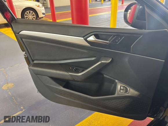 2024 Volkswagen Jetta S с VIN 3VW5M7BU2RM079505, выставлен на аукционе IAAI как лот 42808841 с пробегом 21 446 миль миль и . История ставок и продаж доступна на DreamBid. Изображение 12.