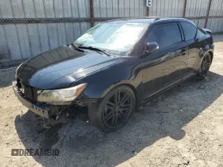 2012 Scion tC z VIN JTKJF5C79C3044194, wystawiony jako Copart lot #59359825 z przebiegiem 158 495 mil mil oraz Szkody całkowita. Historia ofert i sprzedaży dostępna na DreamBid. Obrazek 1.