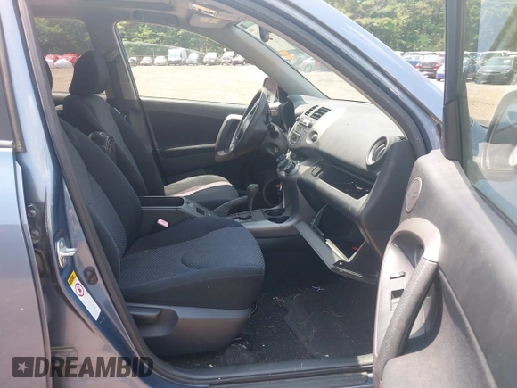 2007 Toyota RAV4 Sport z VIN JTMBD32V676049900, wystawiony jako IAAI lot #42310343 z przebiegiem 278 705 mil mil oraz . Historia ofert i sprzedaży dostępna na DreamBid. Obrazek 5.