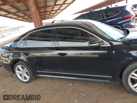 2015 Volkswagen Passat SEL Premium z VIN 1VWCV7A39FC088048, wystawiony jako IAAI lot #41896215 z przebiegiem 94 635 mil mil oraz . Historia ofert i sprzedaży dostępna na DreamBid. Obrazek 13.
