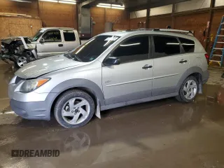 2004 Pontiac Vibe z VIN 5Y2SM62884Z403115, wystawiony jako Copart lot #47969335 z przebiegiem 106 932 mil mil oraz Szkody całkowita. Historia ofert i sprzedaży dostępna na DreamBid. Obrazek 1.