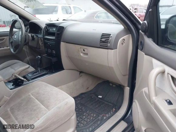 2005 Kia Sorento LX with VIN KNDJD733255420831, listed as a IAAI auction lot 41449327 with 176,988 mi miles. Bid and sale history available at carsss.com. Image 5.